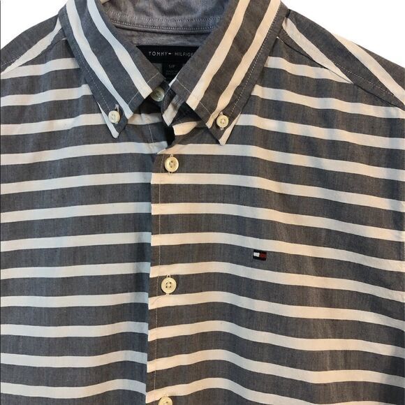 Tommy Hilfiger  custom fit short sleeve button front stripe shirt Size Small - Picture 3 of 6